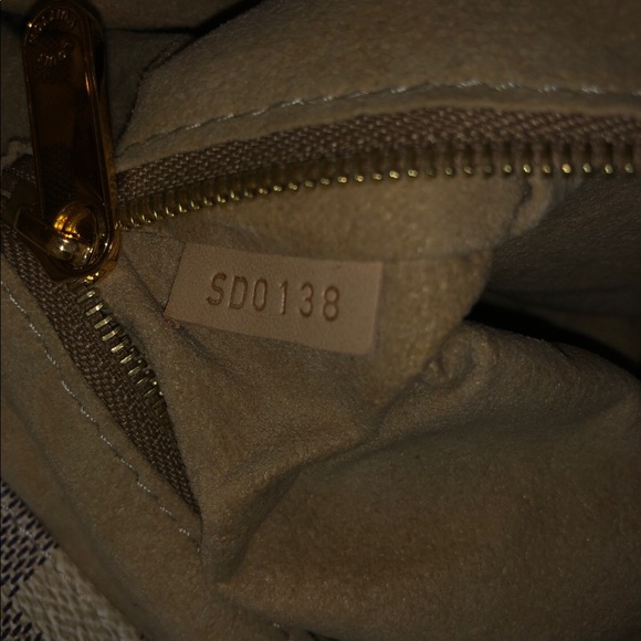 Authentic Louis Vuitton Artsy MM Handbag. - Picture 3 of 6